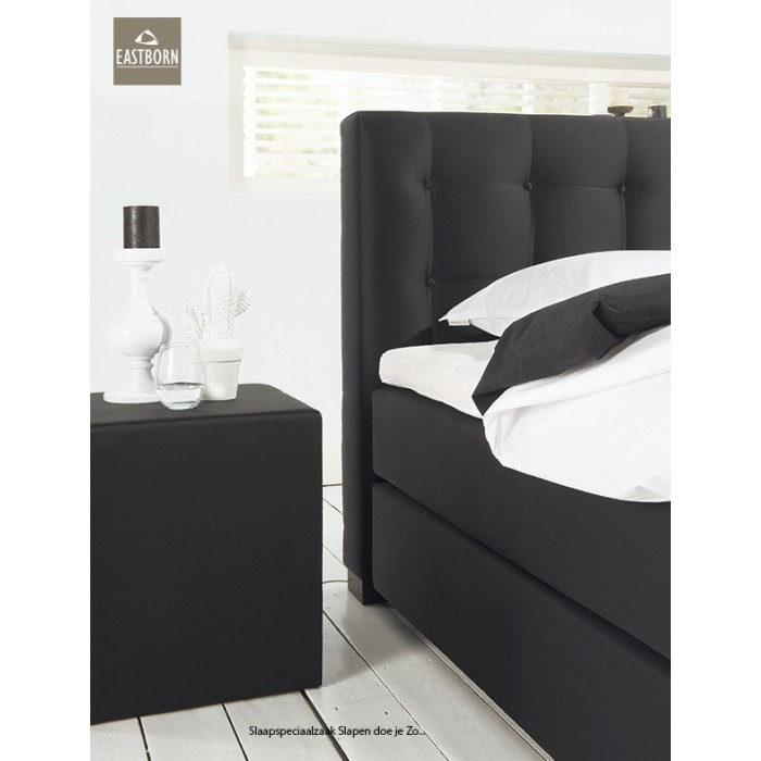 Eastborn meegestoffeerde hocker.